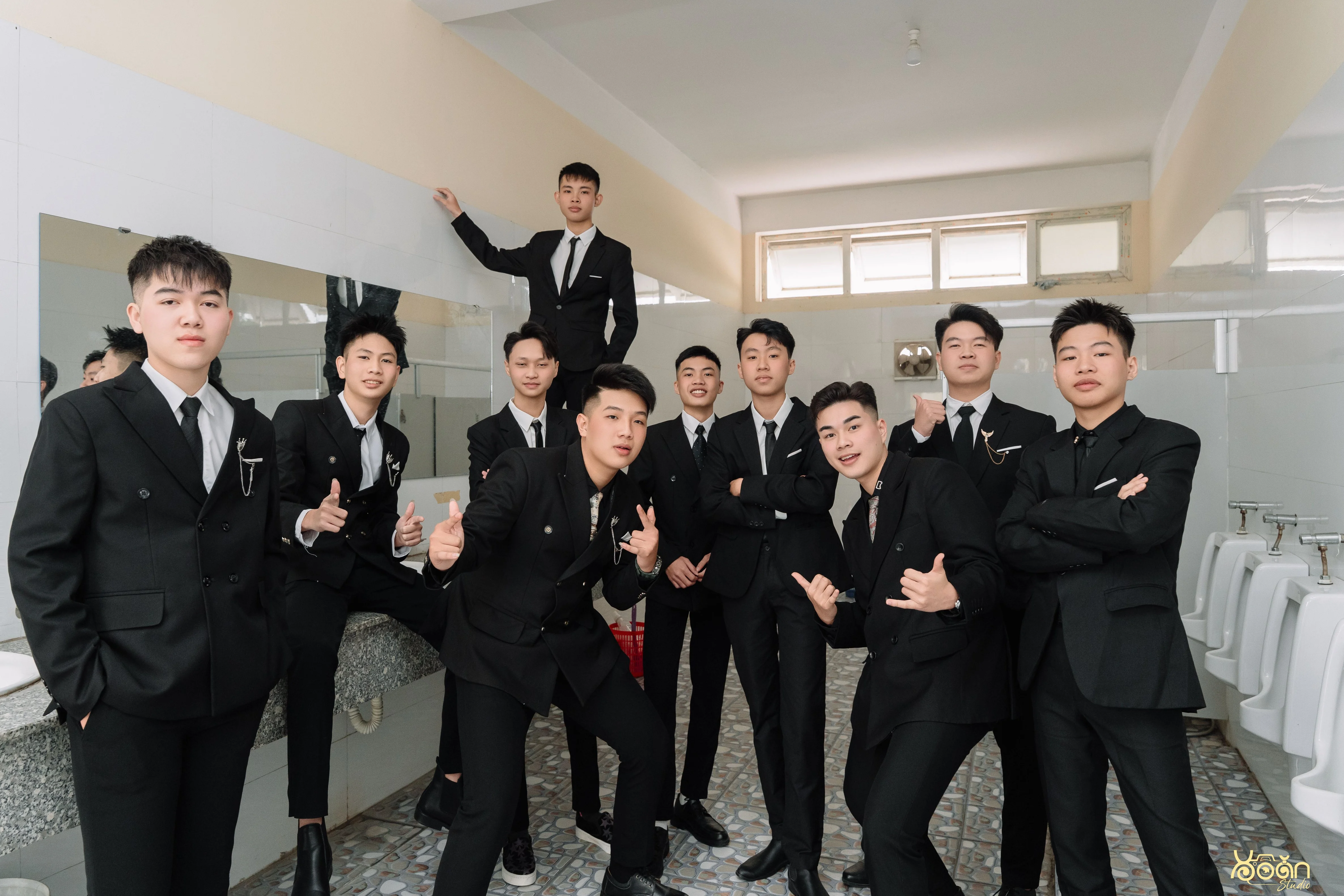 Nữ sinh lớp 12A Lê Chân duyên dáng trong tà áo dài lụa trắng