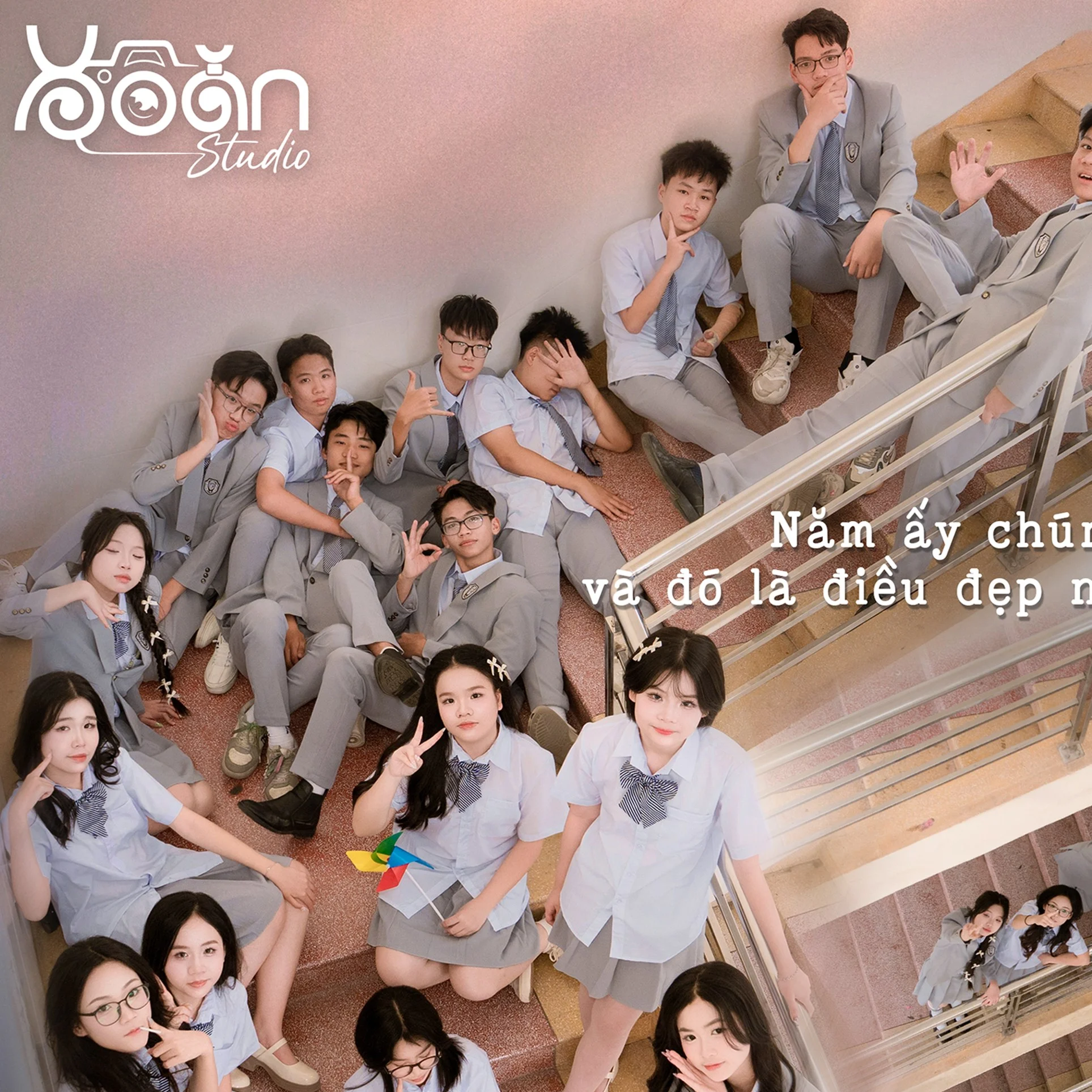 Tập thể lớp 9E trường THCS Từ Sơn trong bộ ảnh kỷ yếu rực rỡ sắc màu